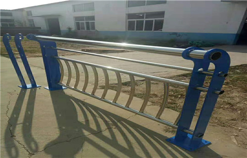 不銹鋼復(fù)合管護欄廠家防撞欄桿高標(biāo)準(zhǔn)高品質(zhì)