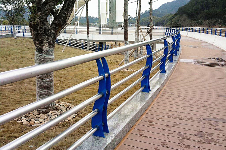 不銹鋼復(fù)合管橋梁河道護(hù)欄定制發(fā)貨及時(shí)