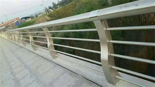 不銹鋼碳素鋼復(fù)合管容易清洗以質(zhì)量求生存