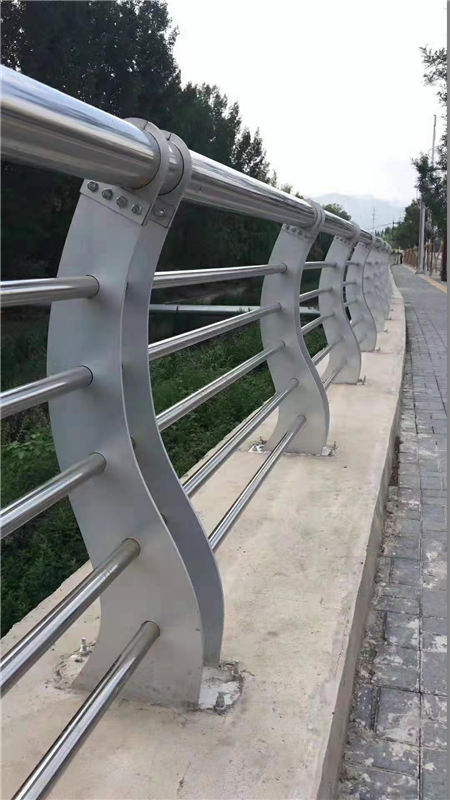 木紋轉印護欄結實耐用廠家擁有先進的設備
