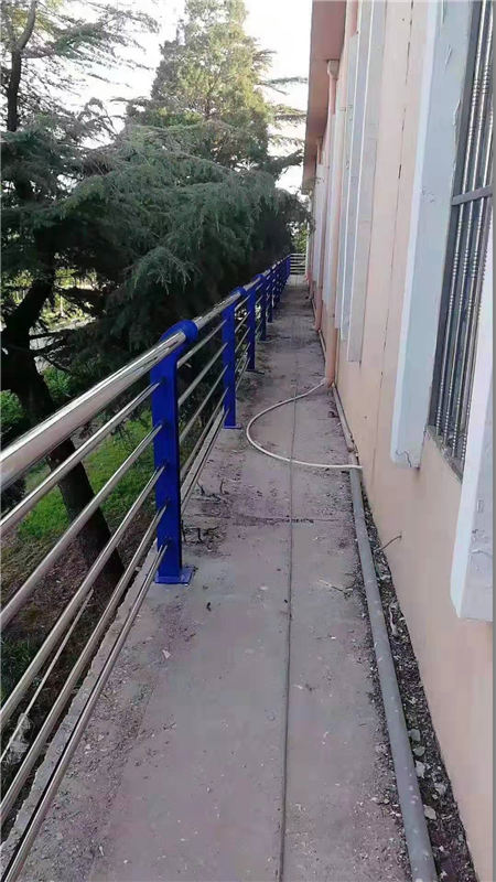不銹鋼碳素鋼組合造型護欄廠家廠家實力雄厚