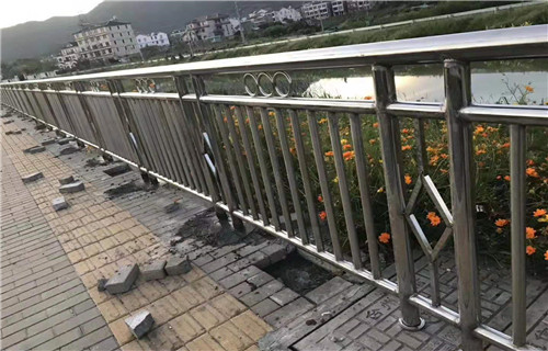 304不锈钢防撞栏杆可开发票多年厂家可靠