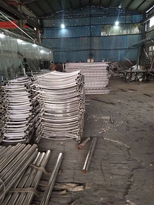 不銹鋼復合管天橋護欄工藝嚴謹保障產品質量