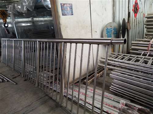 不銹鋼復(fù)合管防撞護(hù)欄經(jīng)驗(yàn)豐富每一處都是匠心制作