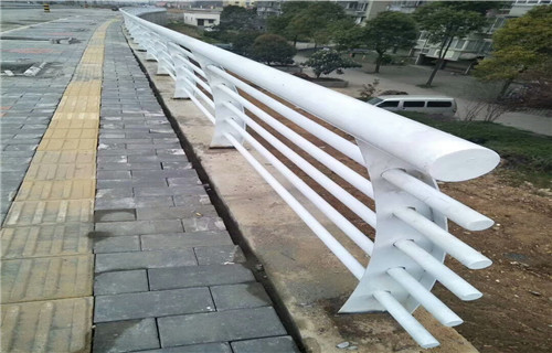 80*3不銹鋼橋梁防撞欄桿生產經驗豐富精工細致打造