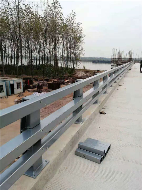 Q235B噴塑橋梁防撞護(hù)欄滿足施工要求0中間商差價