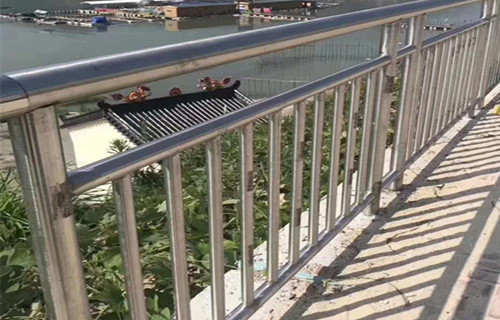 洛陽
景觀鋼板立柱厚護欄定制廠
