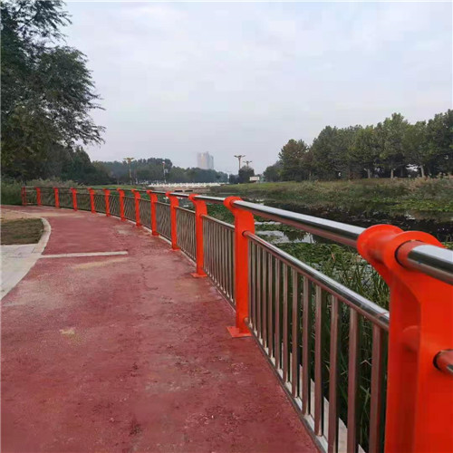 伊犁
公路碳素钢喷漆护栏样式
