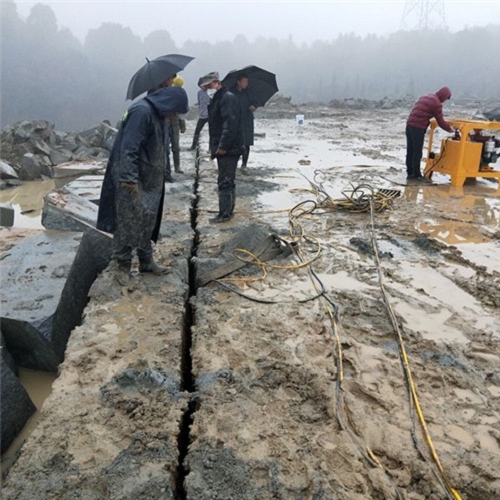 比破碎锤开采石头速度快的机器设备//呼伦贝尔